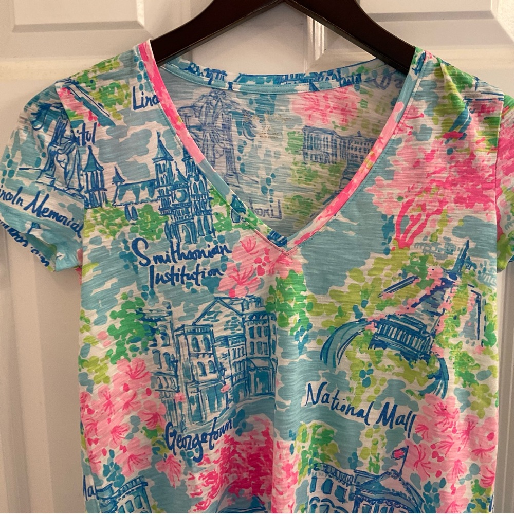 Lilly Pulitzer Etta V-Neck Tee - Lilly Loves D.C. - NWT - Size XXS - Picture 4 of 10